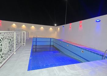 شاليه عائلي انيق بجلسة خارجية
