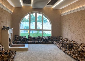 استراحة بمسطح اخضر والعاب اطفال