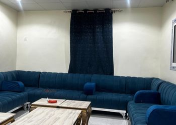 استراحة بمسطح اخضروجلسة خارجية 