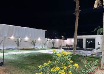 استراحة بمسطح اخضروجلسة خارجية 