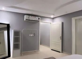 شقة بصالة انيقة وغرفتين نوم