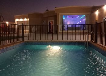 شاليه بجلسه خارجيه على مسطح اخضر 