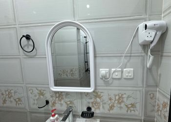 شقة بصالة وثلاث غرف نوم