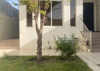 استراحة بركن شواء ومسطح اخضر