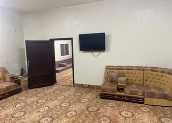 مزرعة بمجلس وفناء خارجي 