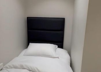 غرفة بسرير مفرد وأثاث مريح