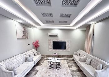 شاليه بألعاب مائية ومسطح اخضر