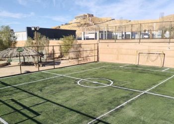 استراحة بجلسة خارجية ومسطح اخضر