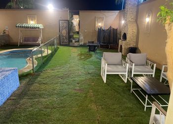 شاليه بمسطح اخضر وجلسة خارجية 