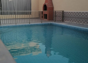 شاليه بمسطح اخضر وجلسة خارجية 