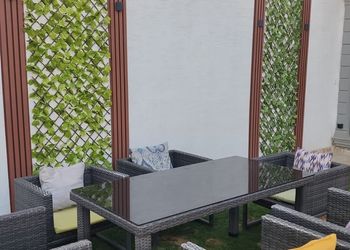 شاليه بمسطح اخضر وجلسة خارجية 