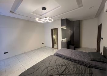 شاليه بجلسة تطل على مسبح خارجي 