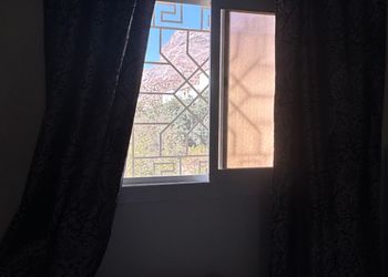 شقة بصالة وغرف نوم