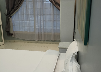 شاليه بجلسة خارجية ومسطح اخضر