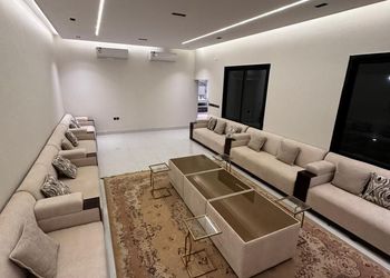 استراحة بمسطح اخضروجلسة خارجية 