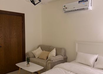 استديو بسرير ماستر وجلسة جانبية 