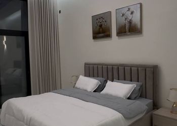 شاليه بمسطح اخضر ومسبح 