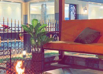 شاليه بجلسة تطل على مسبح خارجي 