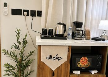 استديو بأثاث مريح وبسيط 