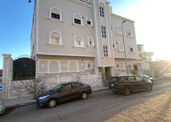 شقة بكراج خاص وبلكونة