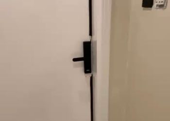 شقة بغرفة معيشة وغرفة نوم