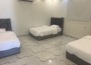  شاليه بمسطح اخضر و مسبح.