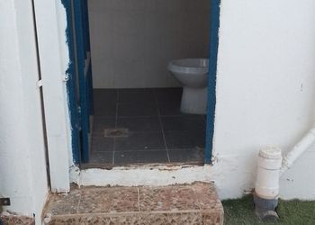 شاليه بجلسة مطلة على مسبح 