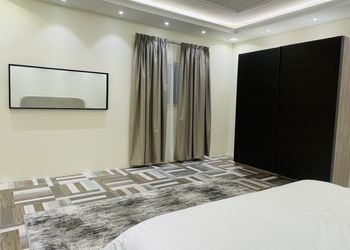 شقة بغرفة معيشة وغرفتين نوم 