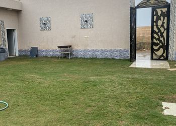 شاليه بجلسة تطل على مسبح خارجي 