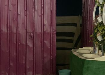 مخيم بجلسة خارجية و بيت شعر