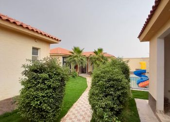 شاليه بجلسة خارجية والعاب مائية
