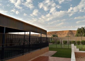 استراحة بملعب كرة قدم و طائره 