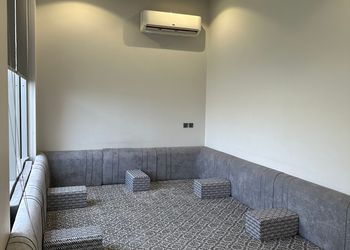شاليه بركن شواء ومسطح اخضر 
