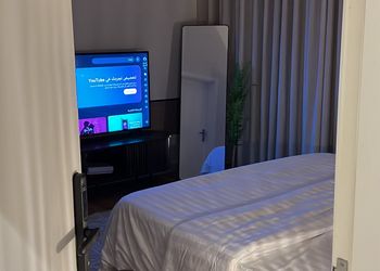 استديو بأثاث مريح وبسيط 