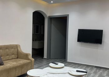 شقة بصالة مريحة وثلاث غرف نوم 