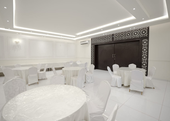 شاليه بمسطح اخضر وجلسة خارجية