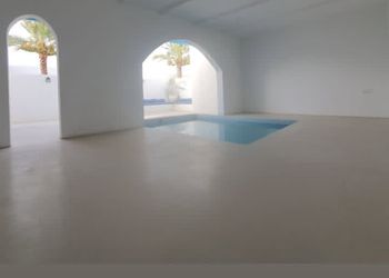 شاليه بجلسة خارجية ومسبح 