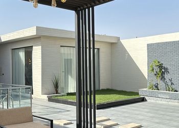 شاليه بمسطح اخضر وجلسة خارجية 