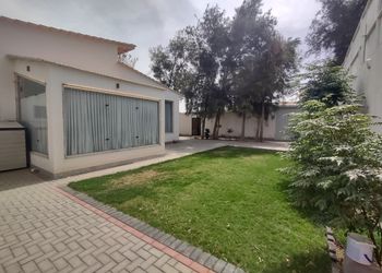 شاليه بمجلس مطل على مسبح داخلي