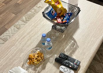 شقة بصالة مريحة وغرفة نوم 