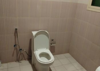 شاليه بمسطح اخضر ومسبح 