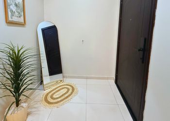 شقة بغرفة معيشة وغرفتين نوم 