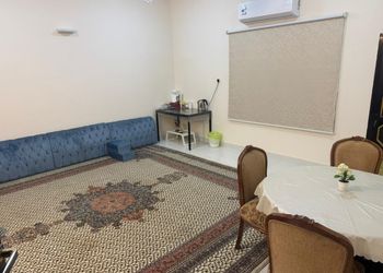 شقة بصالة وثلاث غرف نوم