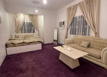 استديو بسرير ماستر وجلسة مريحة 