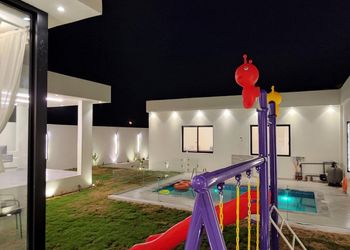 شاليه بمسبح ومسطح اخضر 