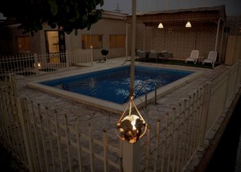 استراحة بجلسات خارجية ومسبح 