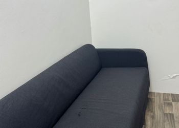 استديو بسريرين مفردة وجلسة مريحة