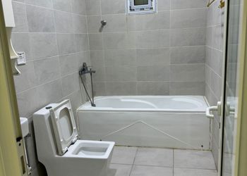 شاليه بجلسة خارجية ومسطح اخضر