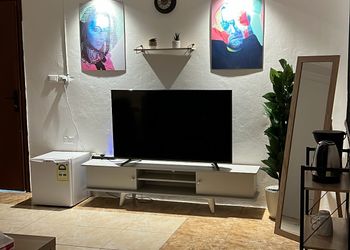 استديو بأثاث مريح وبسيط 