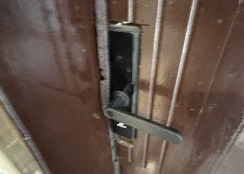 شقة بدخول ذاتي وصالة أنيقة 